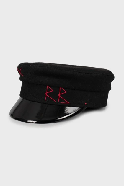 Черное кепи с фирменным логотипом