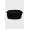 Черное кепи с фирменным логотипом
