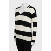Чорно-білий пуловер у смужку