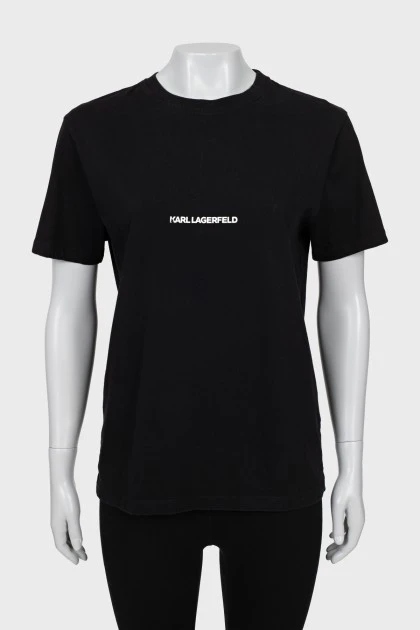 Черная футболка с фирменным принтом