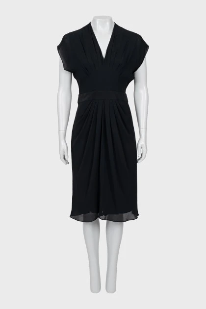 Платье черного цвета с драпировкой