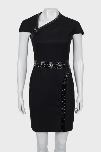 Приталена чорна сукня з коротким рукавом