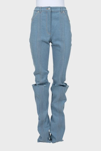 Голубые джинсы с рельефными швами