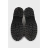 Шкіряні черевики чорного кольору з тисненням