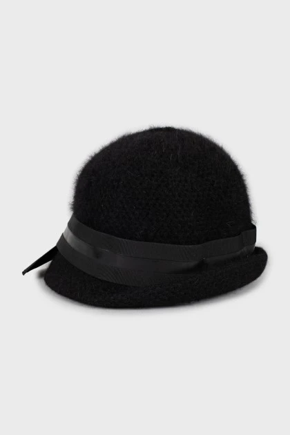 Чорний капелюх з коротким ворсом