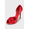 Червоні туфлі декоровані квітами