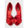 Красные туфли декорированные цветами