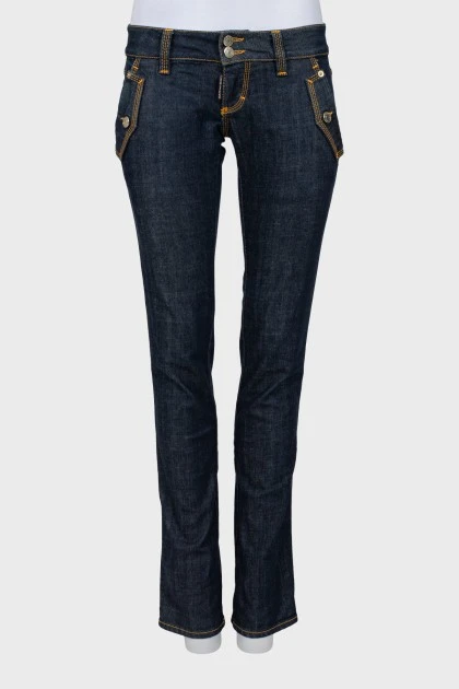 Синие джинсы с контрастными швами