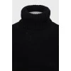 Черный свитер с высокой горловиной