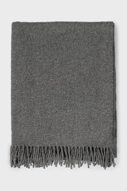 Сірий шарф з бахромою