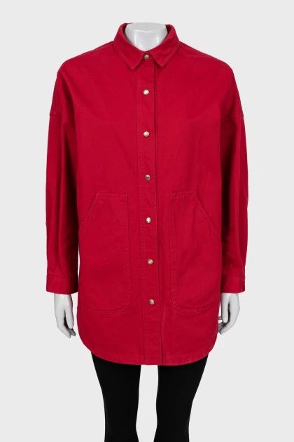 Джинсовая рубашка красного цвета