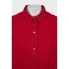 Джинсовая рубашка красного цвета