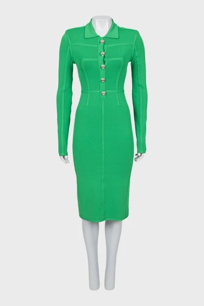 Зеленое платье с рельефными швами