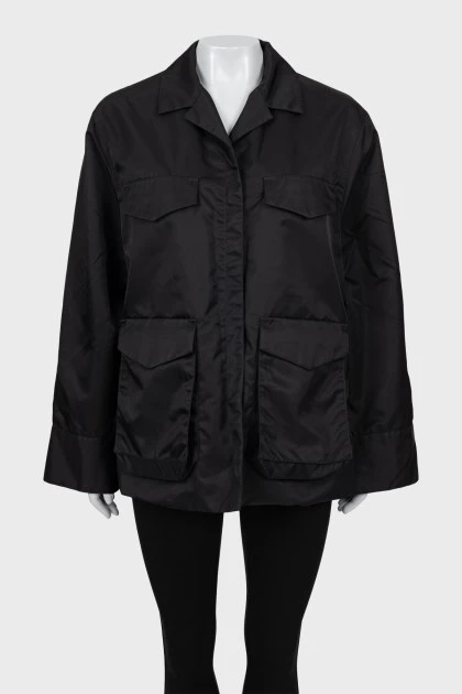 Чорна куртка з накладними кишенями