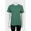 Зеленая футболка с карманом