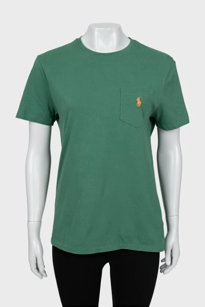 Зеленая футболка с карманом