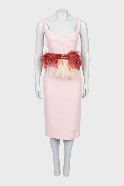 Облегающее розовое платье с поясом