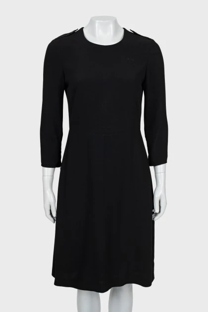 Приталенное платье черного цвета