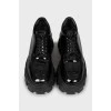 Чорні лакові туфлі на масивній підошві
