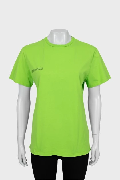 Зеленая футболка с текстовым принтом