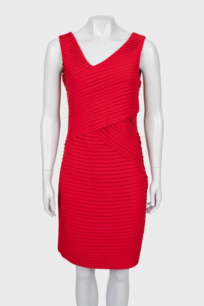 Сукня червоного кольору з V-подібним вирізом