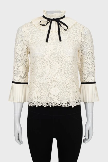Блуза декорована оборками та стрічкою