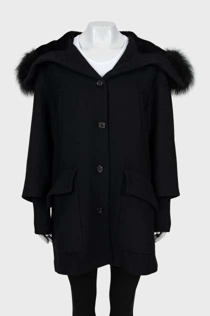 Однобортное пальто с меховым капюшоном