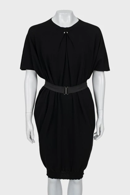 Шерстяное черное платье с поясом