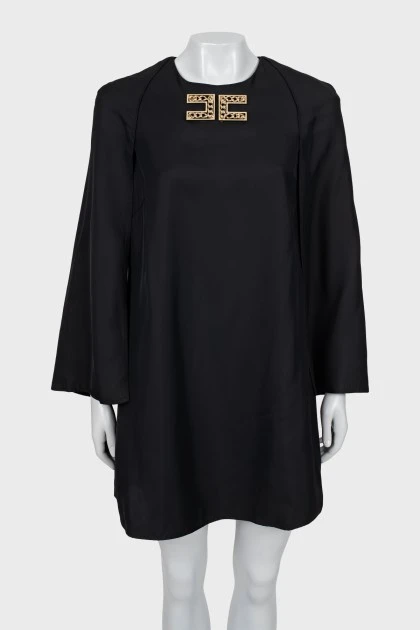 Черное платье с золотистым логотипом