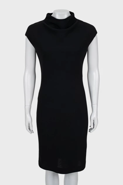 Черное шерстяное платье с коротким рукавом
