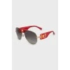 Солнцезащитные очки с красными дужками