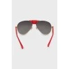 Солнцезащитные очки с красными дужками