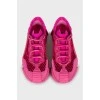 Рожеві кросівки із сітчастими вставками