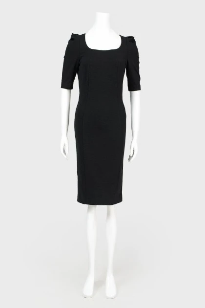 Чёрное платье-футляр с коротким рукавом