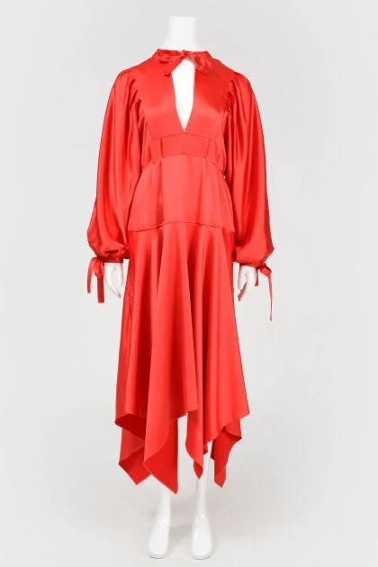 Червона сатинова сукня міді