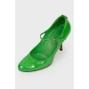 Зеленые лаковые туфли на шпильке