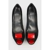 Черные замшевые туфли с красным каблуком