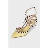Туфли Rockstud желтого цвета