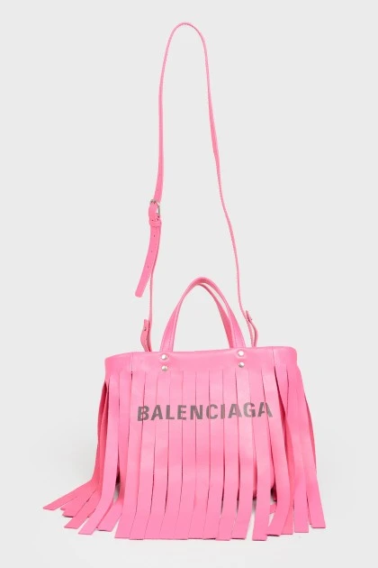 Розовая сумка с бахромой с биркой