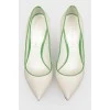 Белые туфли с зеленым кантом