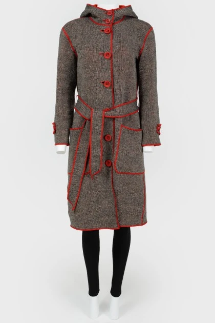 Пальто с контрастной окантовкой красным