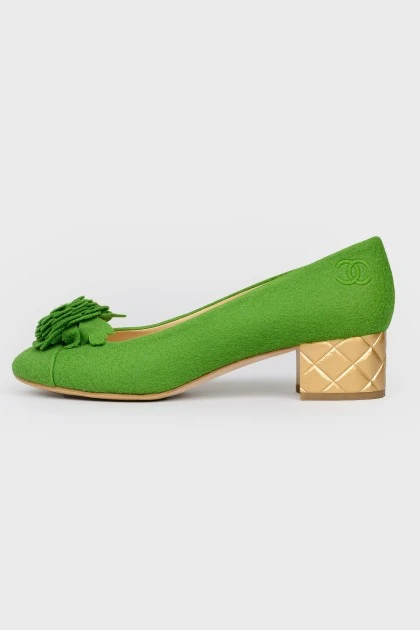Зелені туфлі із золотистим підбором
