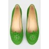 Зеленые туфли с золотистым каблуком
