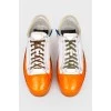 Бело-оранжевые кеды со шнурками