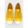 Желтые кожаные кеды на шнуровке