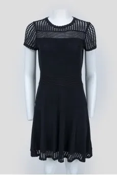 Черное платье с перфорированными вставками