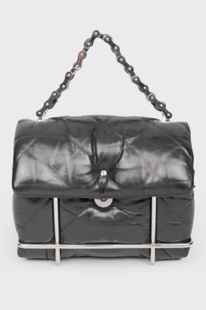 Черная кожаная сумочка с металлической основой