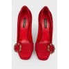Красные текстильные туфли на фигурном каблуке