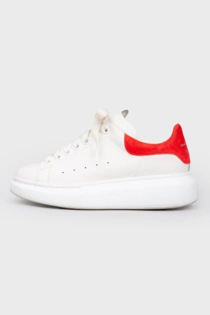 Белые кожаные кроссовки с красной пяткой