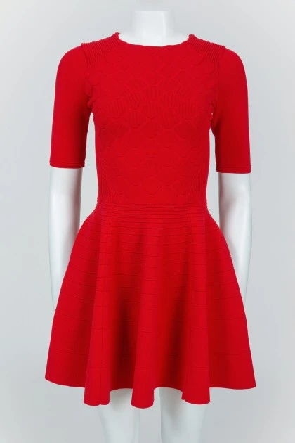 Красное приталенное платье сзади на молнии